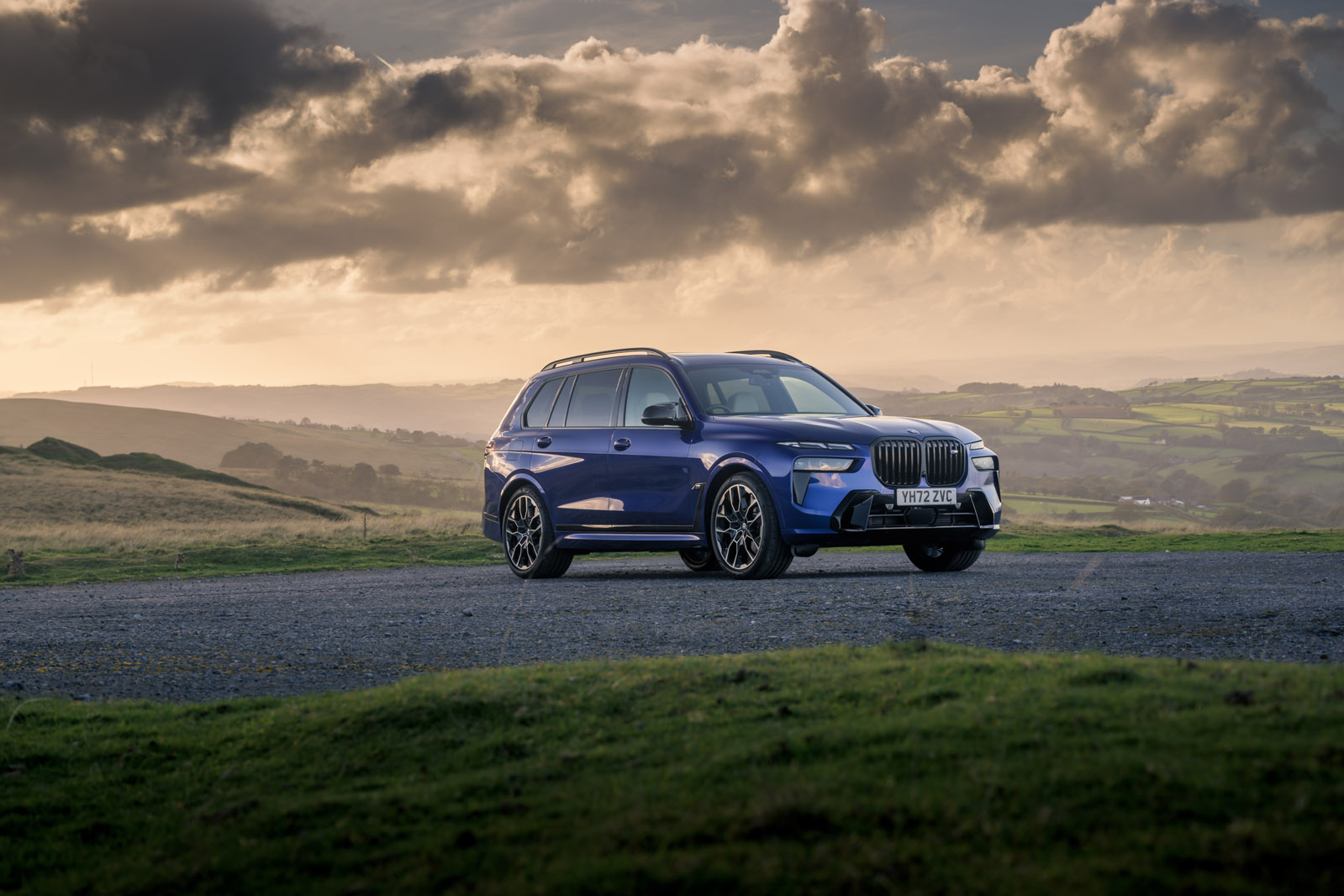 24 BMW X7 M60i RT 2023 static front moody skies