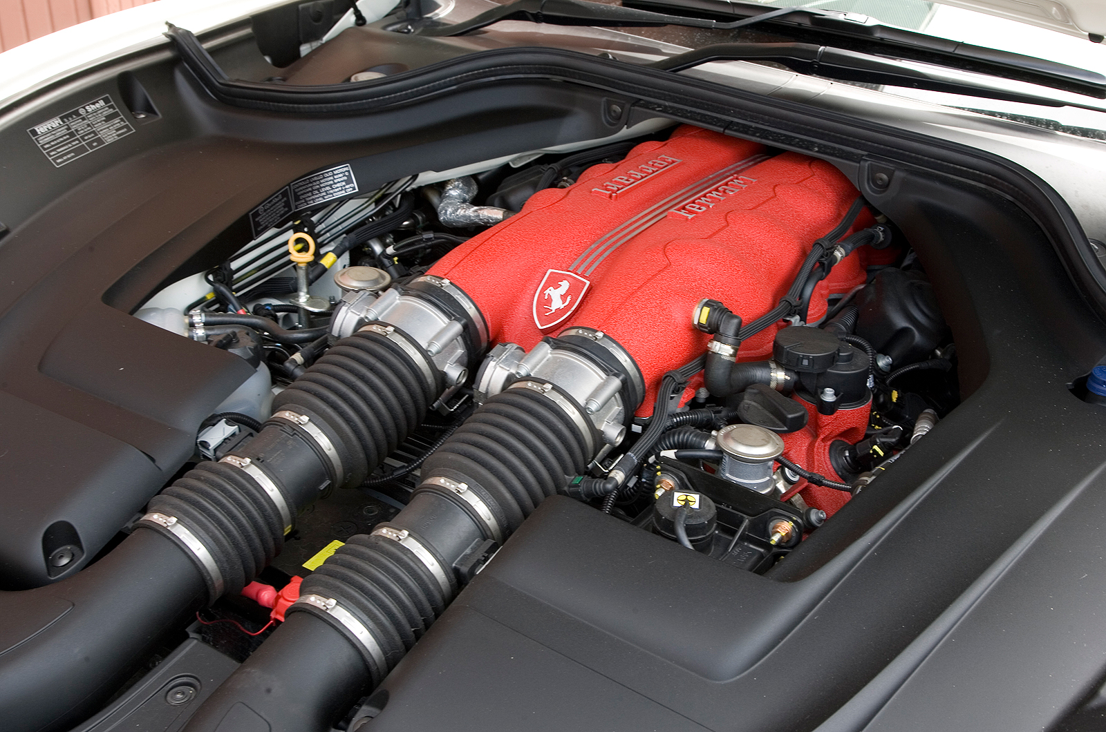 Ferrari California V8 engine