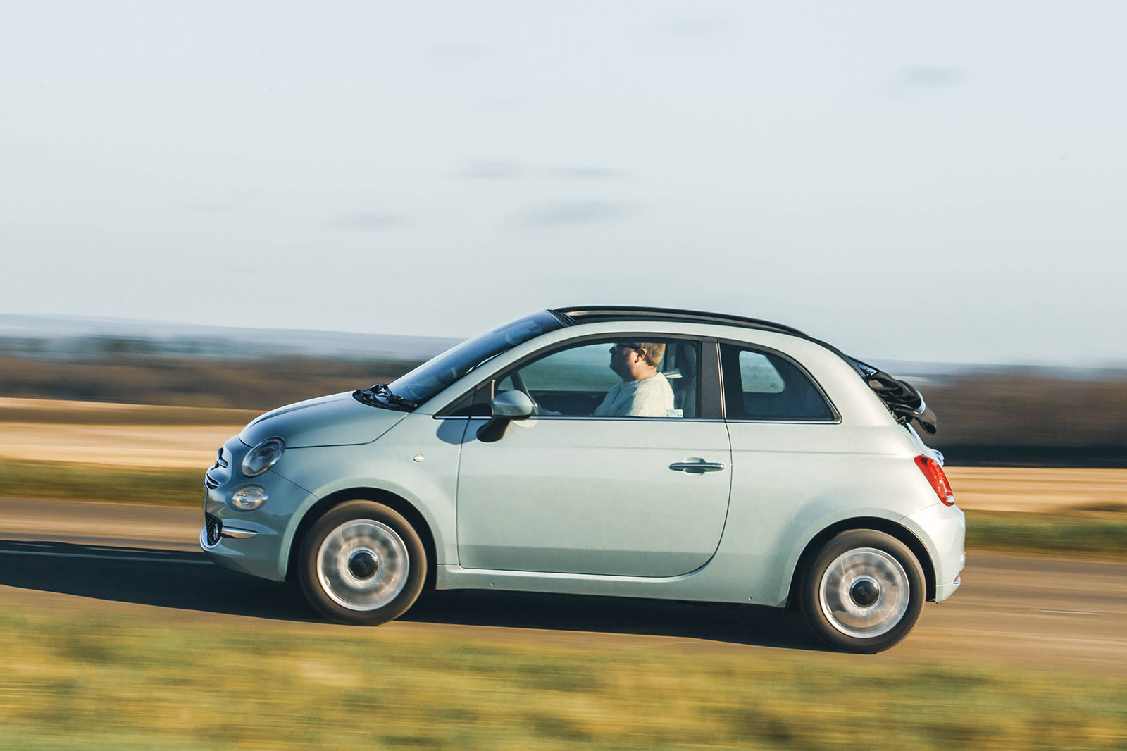 fiat 500c hybrid review 2024 02 panning side