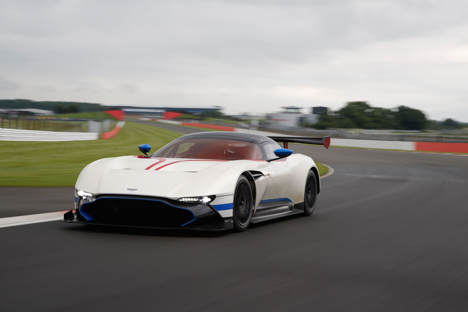 Aston martin vulcan web 086