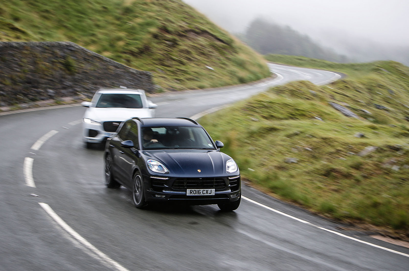 F pace vs macan 256 0