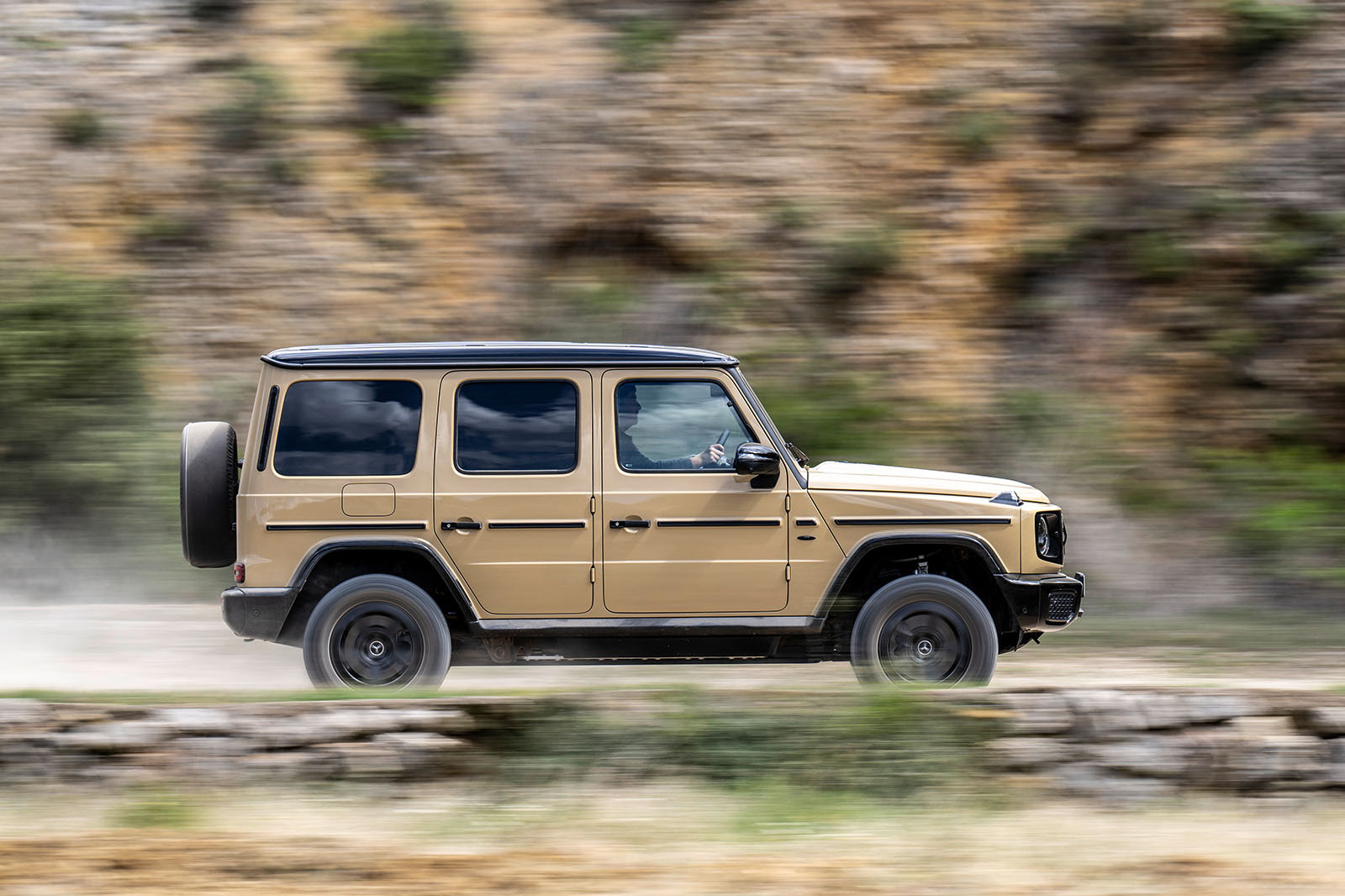 mercedes g580 review 2024 02 side panning