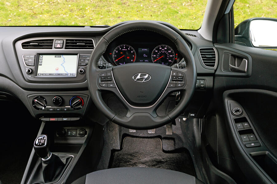 11 Hyundai i20 interior