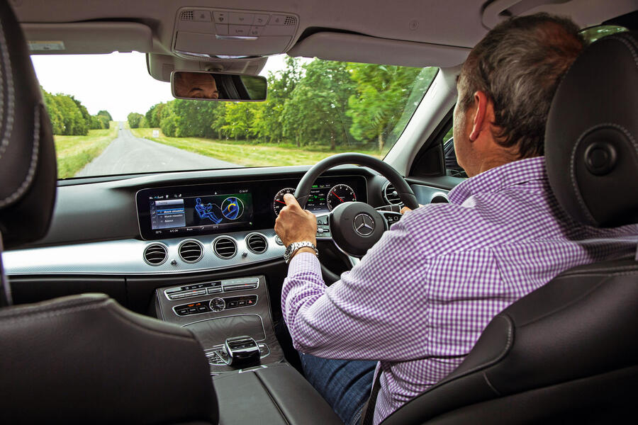 13 Mercedes e300de 2019 lt af driving