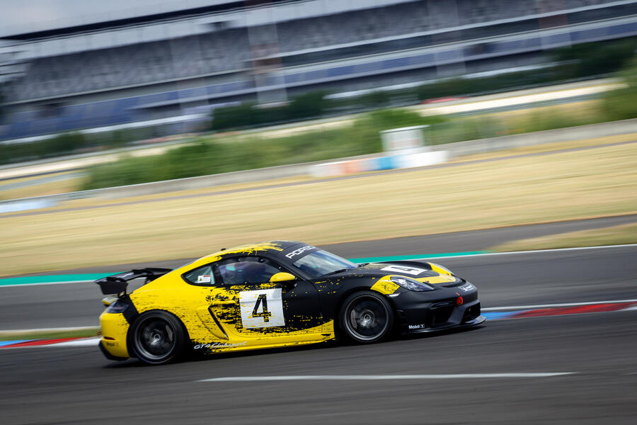 15 Porsche 718 cayman gt4 clubsport 2020 hero side