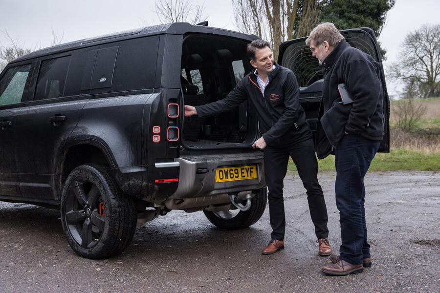 18 Land rover defender 2020 boot