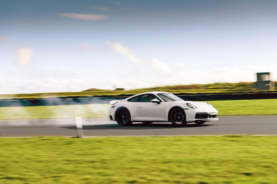 21 Porsche 911 992 tracking side