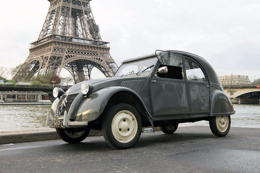 24 Citroen 2cv az stationary side