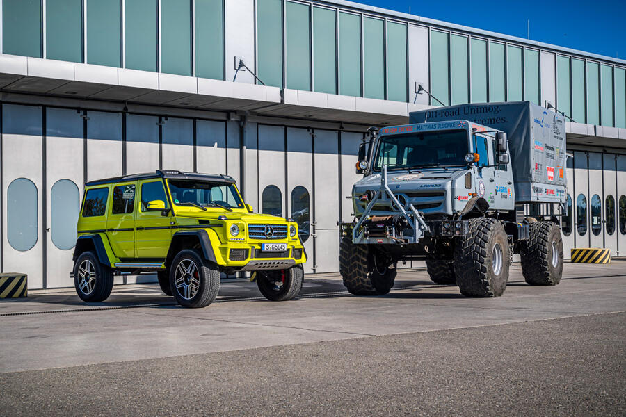 27 Mercedes g wagen side