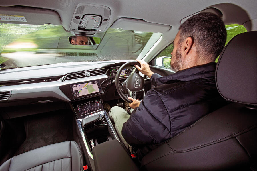 28 Audi e tron 2019 lt am driving