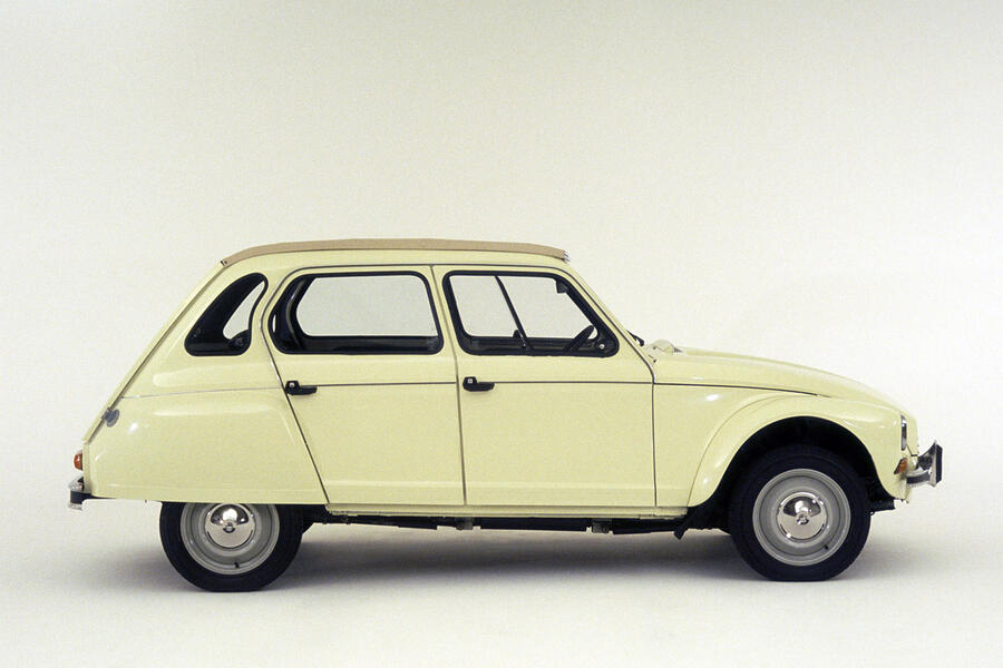 30 Citroen dyane static side