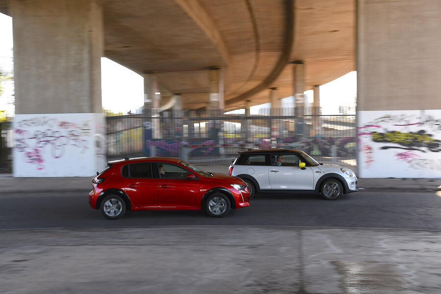 33 Peugeot e 208 hero side