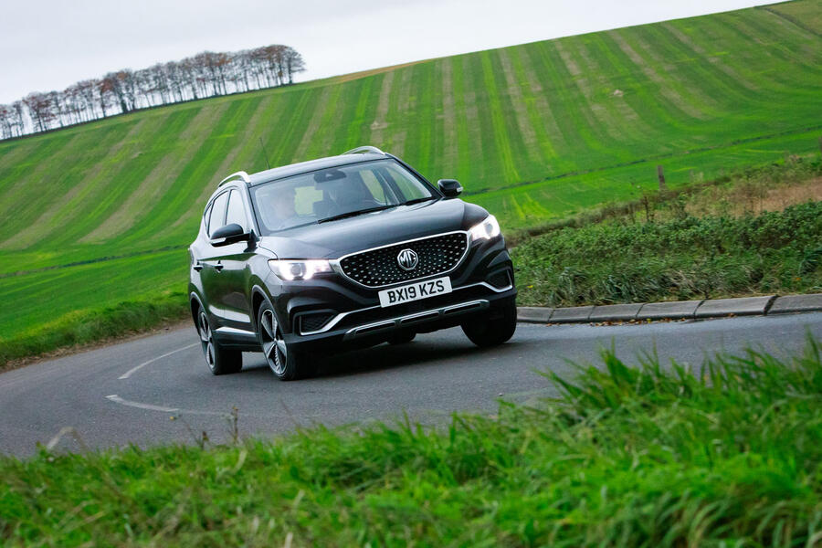 3   mg zs ev 2020 lt   cornering