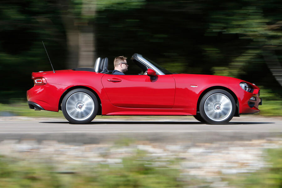 3 Fiat 124 spider tracking side