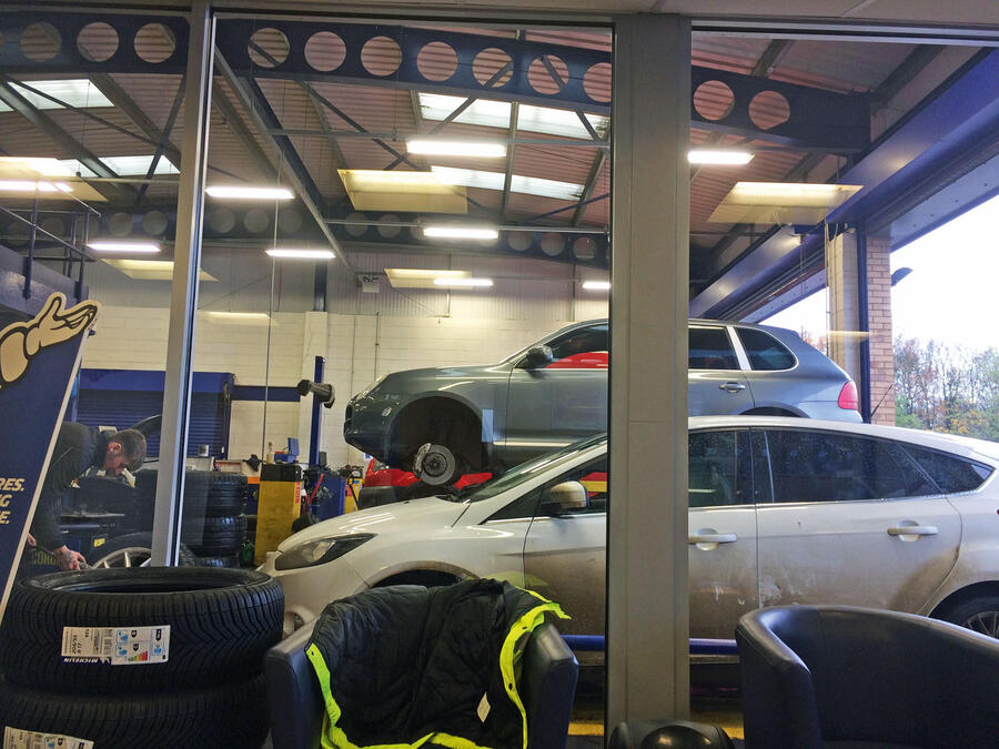 4 Porsche cayenne stationary side