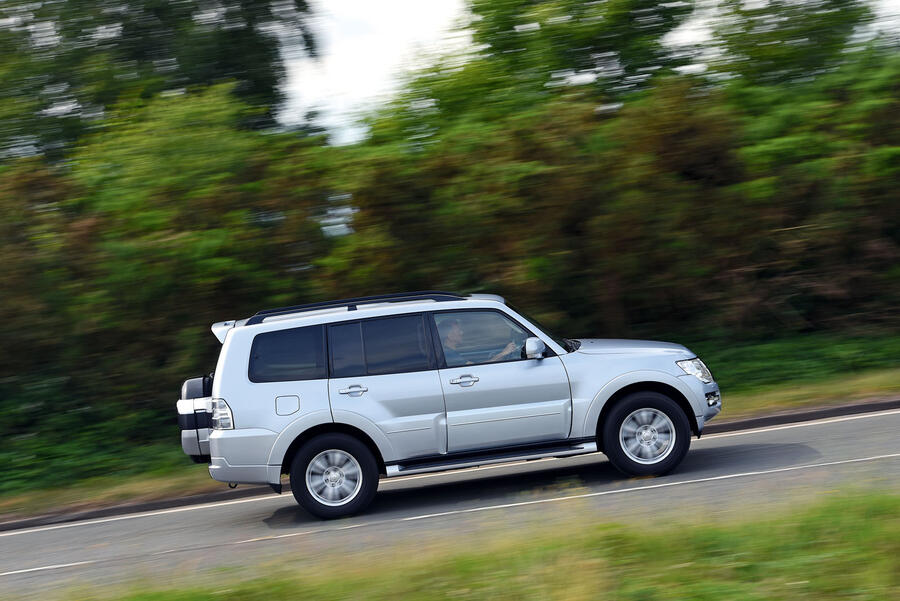 6 Mitsubishi shogun tracking side