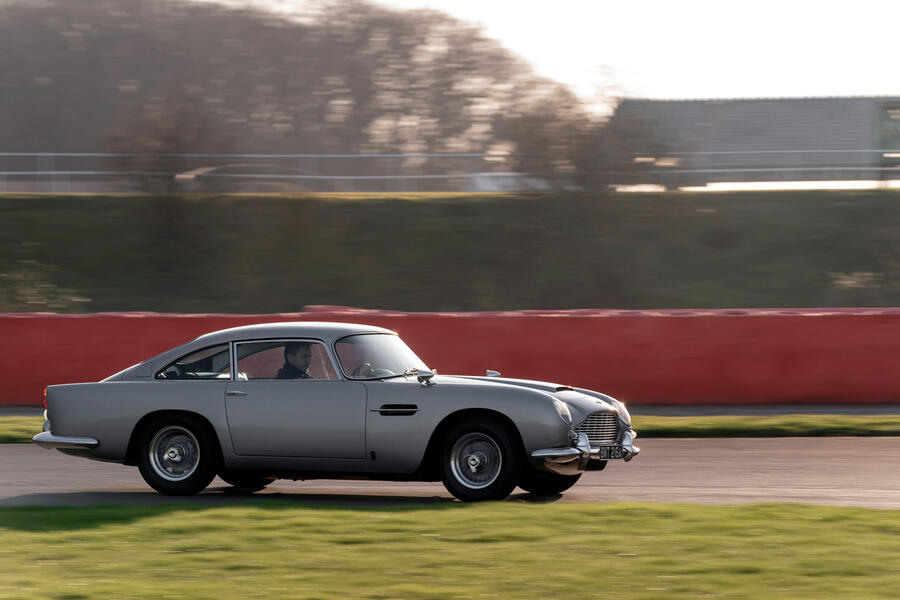 6 Aston martin db5 tracking side