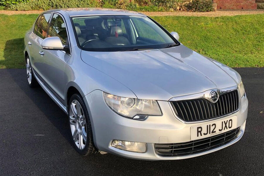 7 Skoda superb 4x4 2012 stationary front