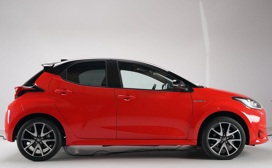 81 Toyota yaris 2019 facelift official studio lights side