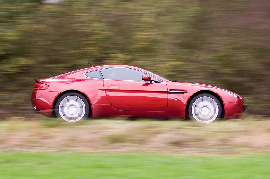 9 Aston martin v8 vantage 2005 side profile