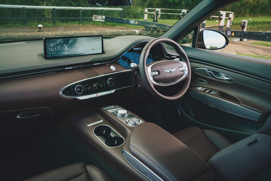 90 Genesis vs audi twin test 2021 genesis cabin