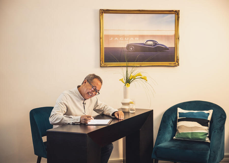 96 Julian thomson interview desk