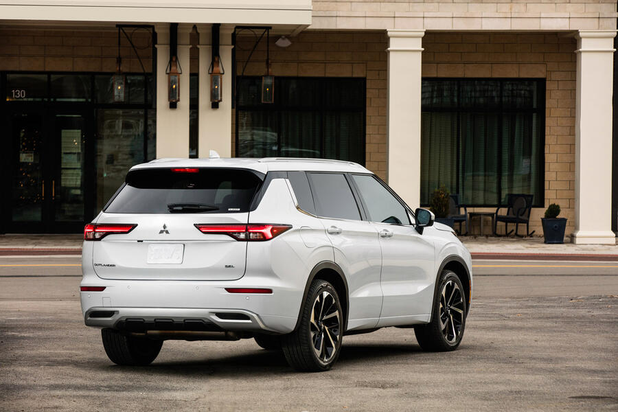 96 Mitsubishi outlander 2021 official images static rear