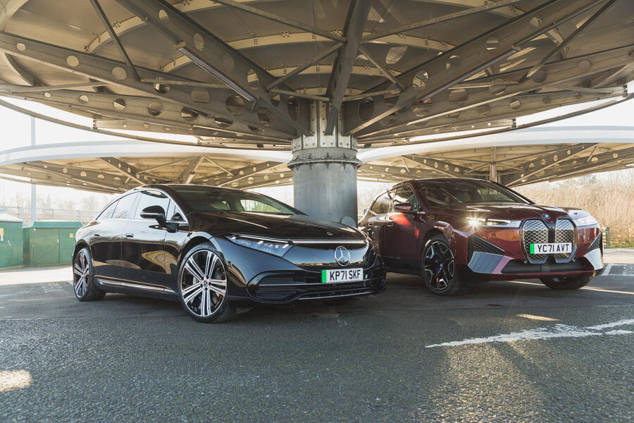 97 Bmw ix vs mercedes eqs 2022 charging static