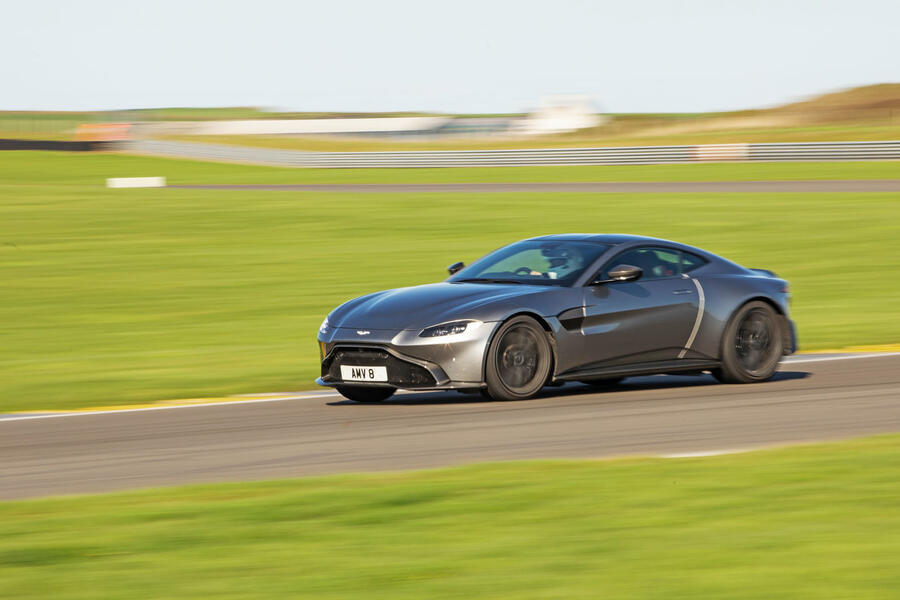 Aston martin vantage 2018286