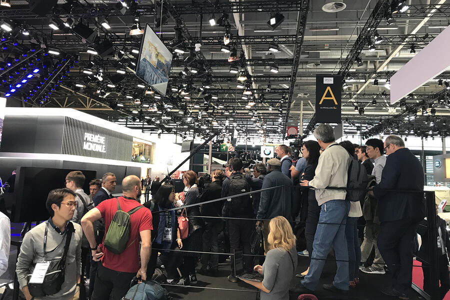 Bmw 3 series reveal stand