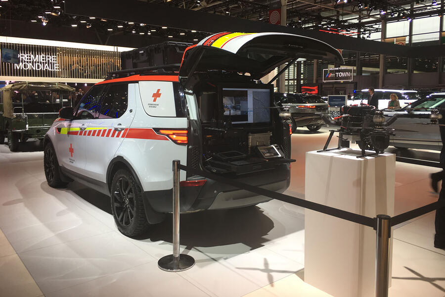 Land rover discovery red cross