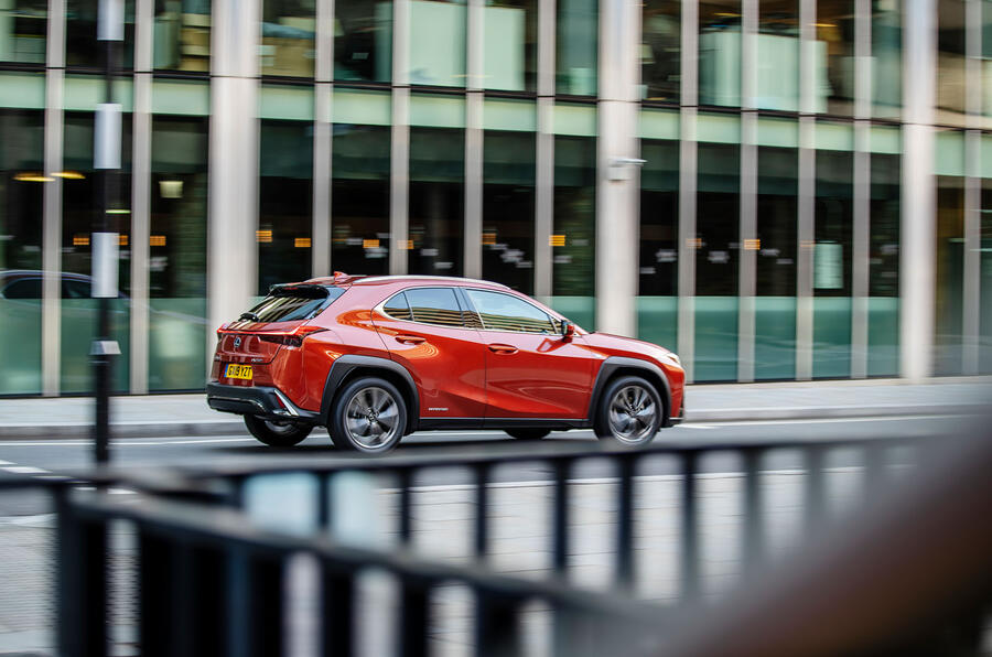 Lexus ux dynamic 7