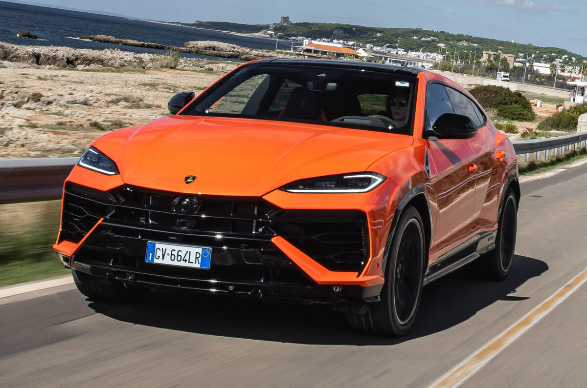 01 Lamborghini Urus SE IV 2024 review lead driving