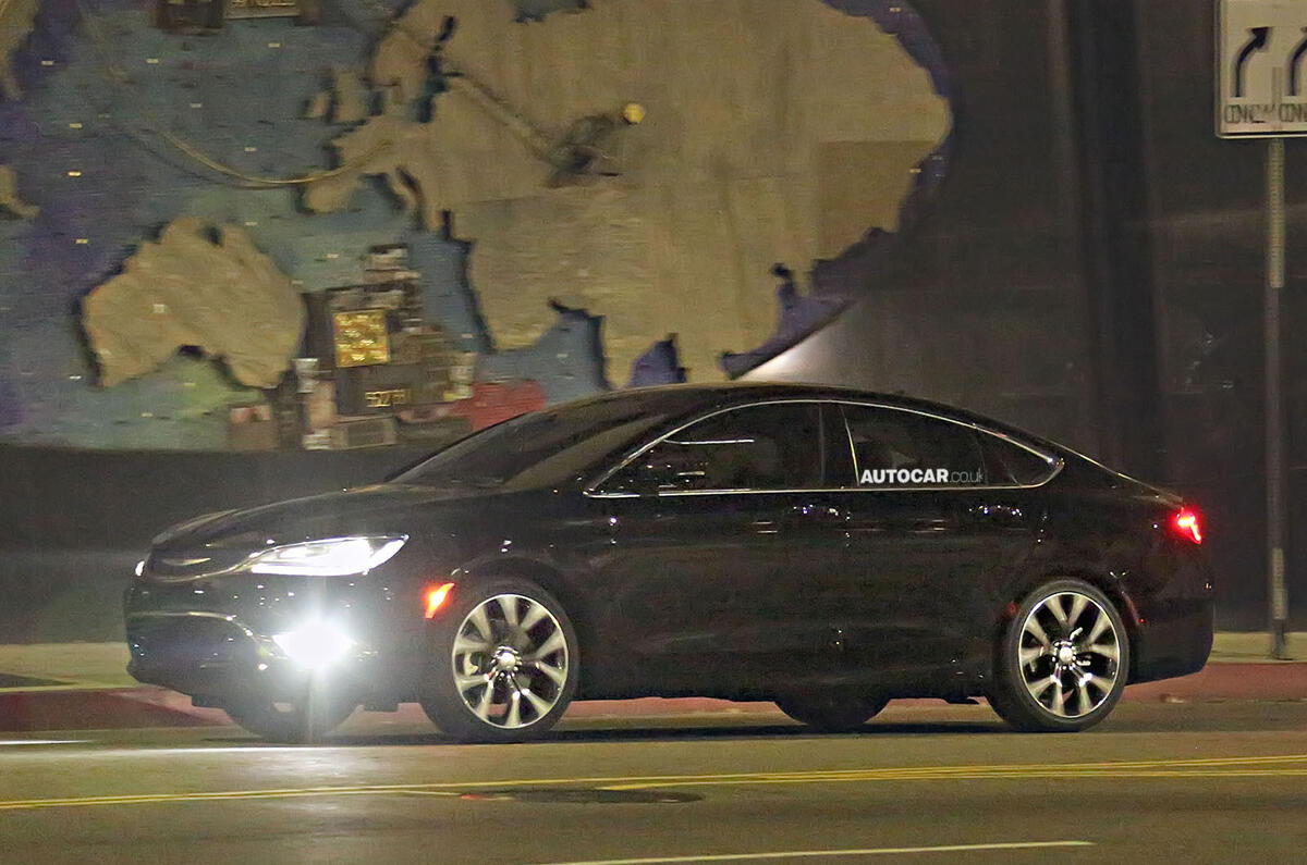 Chrysler 200 spotted - latest pictures